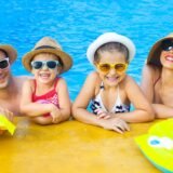 Familia disfrutando del Verano previniendo las Emergencias Comunes