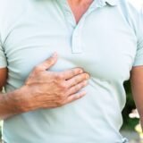 Hombre con reflujo gastroesofágico