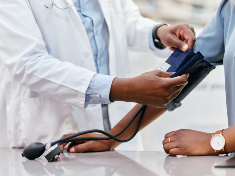 Doctor primario tomando presion arterial para evaluacion de salud cardiaca